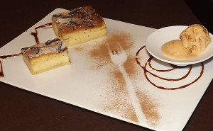 Pastel de crema con helado de turrón
